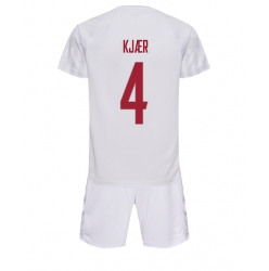 Fotbollsset Barn Danmark Simon Kjaer #4 Bortatröja VM 2022 Mini-Kit Kortärmad (+ korta byxor)