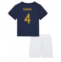 Fotbollsset Barn Frankrike Raphael Varane #4 Hemmatröja VM 2022 Mini-Kit Kortärmad (+ korta byxor)