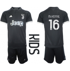 Fotbollsset Barn Juventus Weston McKennie #16 Tredje Tröja 2023-24 Mini-Kit Kortärmad (+ korta byxor)