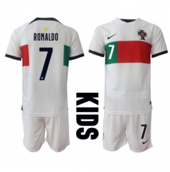 Fotbollsset Barn Portugal Cristiano Ronaldo #7 Bortatröja VM 2022 Mini-Kit Kortärmad (+ korta byxor)