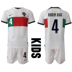 Fotbollsset Barn Portugal Ruben Dias #4 Bortatröja VM 2022 Mini-Kit Kortärmad (+ korta byxor)