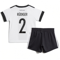 Fotbollsset Barn Tyskland Antonio Rudiger #2 Hemmatröja VM 2022 Mini-Kit Kortärmad (+ korta byxor)