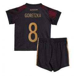 Fotbollsset Barn Tyskland Leon Goretzka #8 Bortatröja VM 2022 Mini-Kit Kortärmad (+ korta byxor)