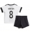 Fotbollsset Barn Tyskland Leon Goretzka #8 Hemmatröja VM 2022 Mini-Kit Kortärmad (+ korta byxor)